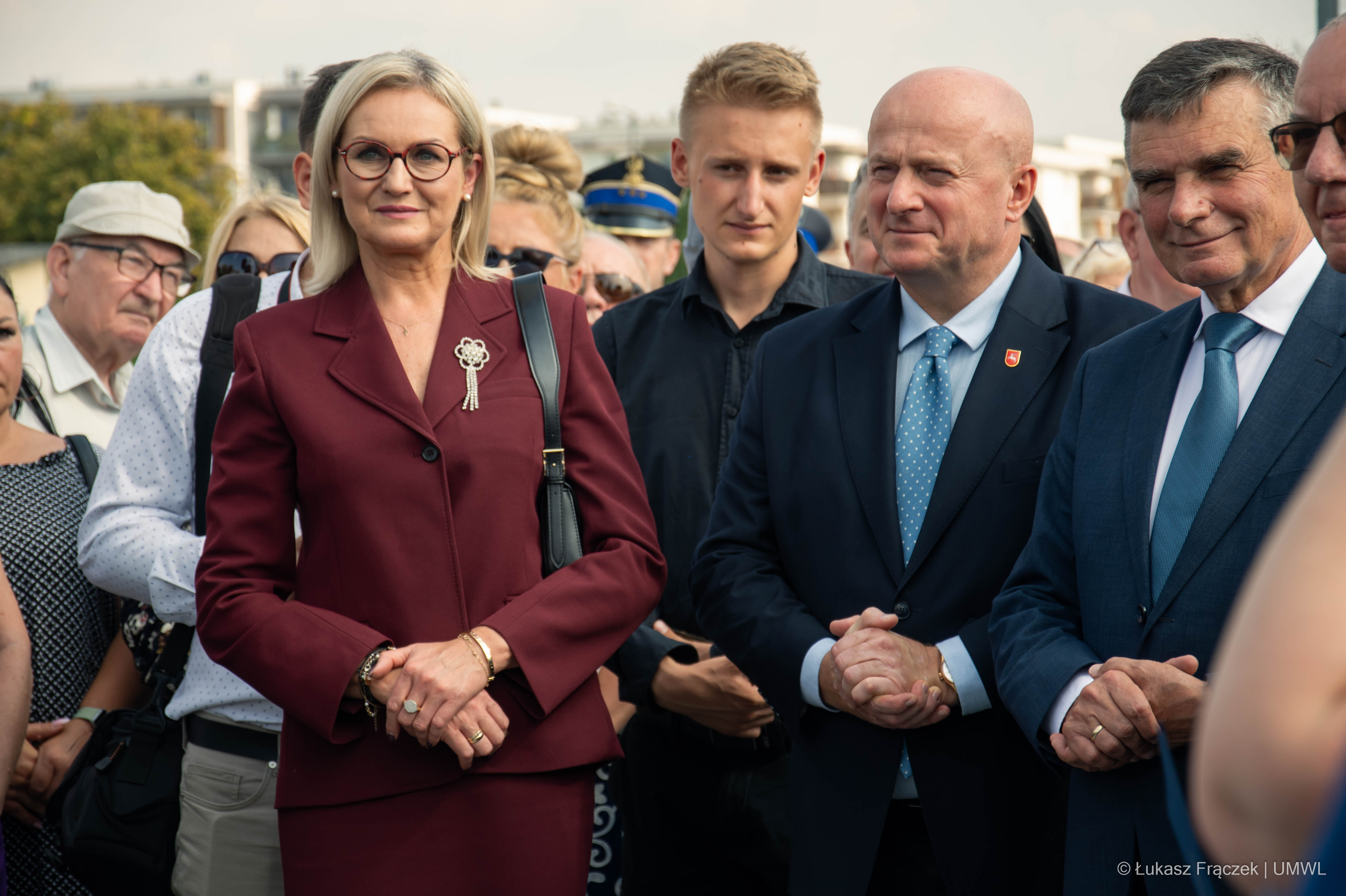 Radna Anna Baluch, marszałek Jarosław Stawiarski i wojewoda Lech Sprawka podczas otwarcia mostu, pozują wspólnie do zdjęcia