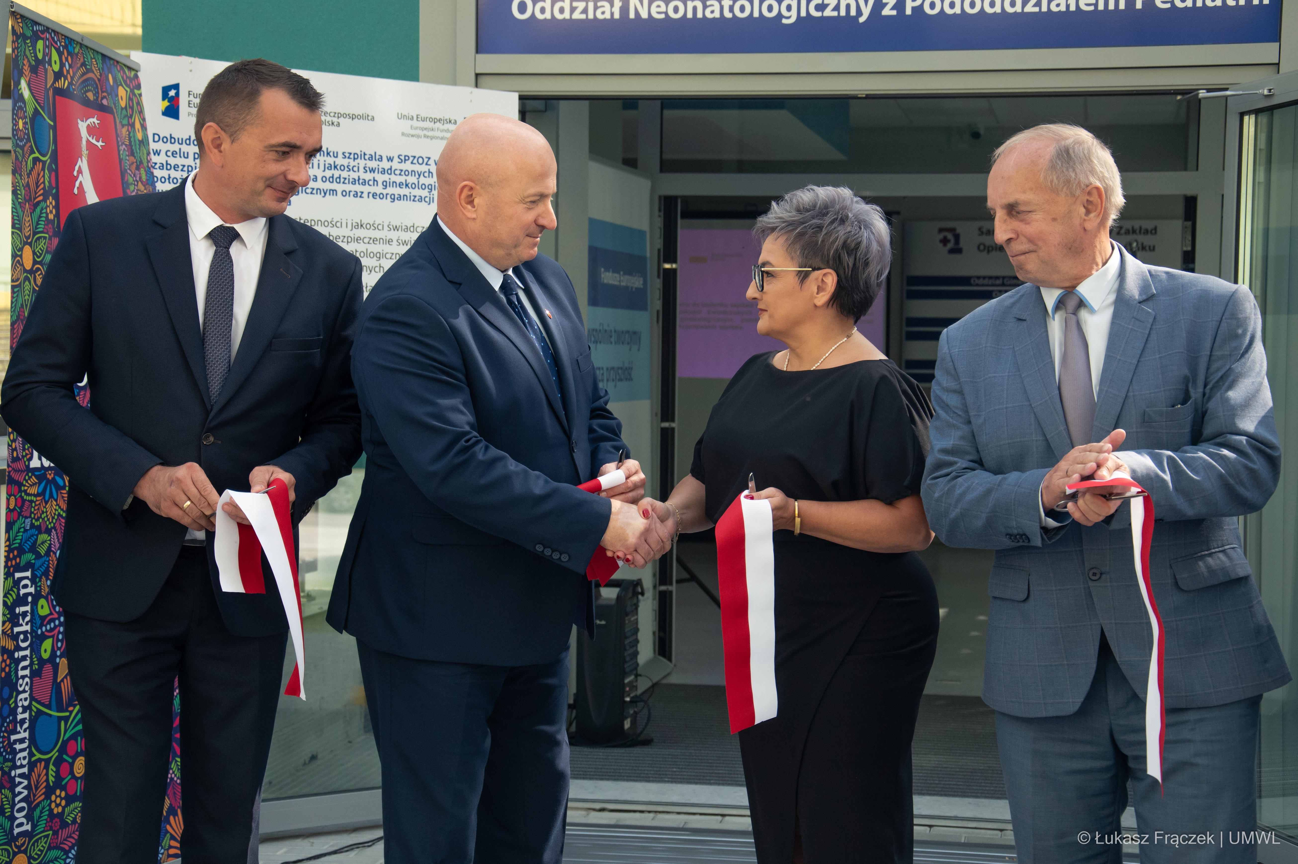 Marszałek Jarosław Stawiarski podczas otwarcia nowego budynku podaje rękę dyrektorce szpitala