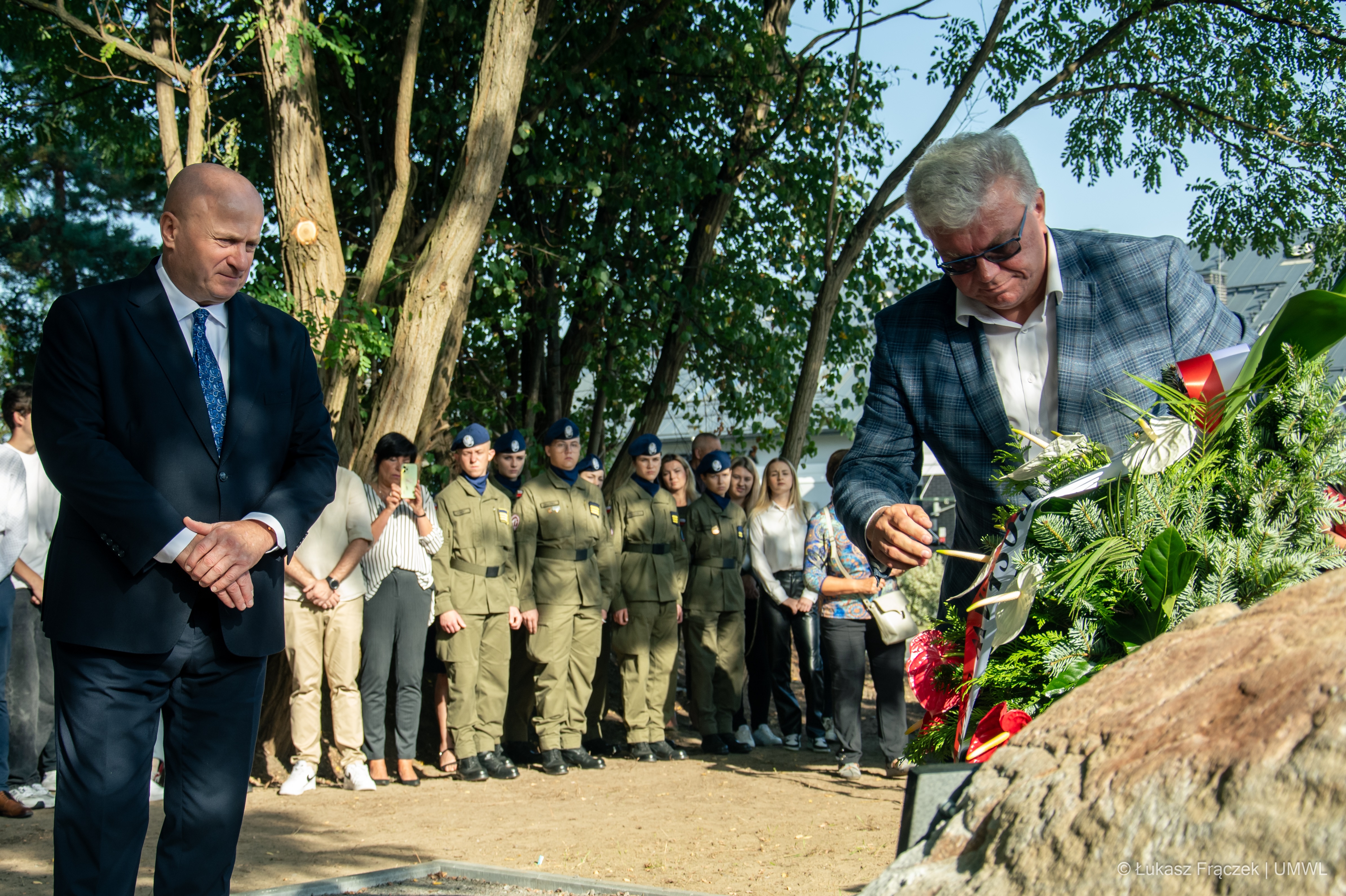 Marszałek Jarosław Stawiarski składa kwiaty przy pomniku ofiar pamięci