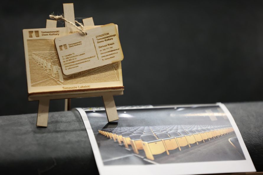 Widok na sztalugę z oraz zdjęcia na niej