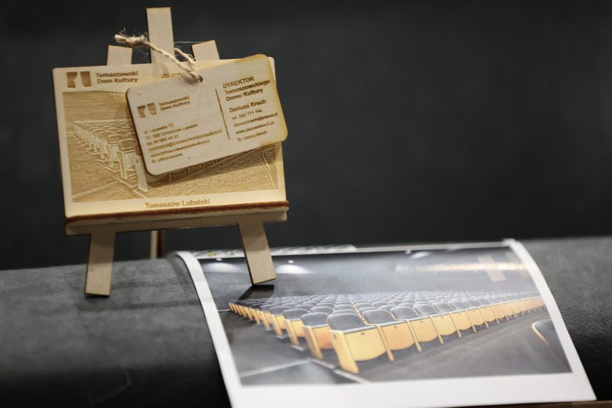 Widok na sztalugę z oraz zdjęcia na niej