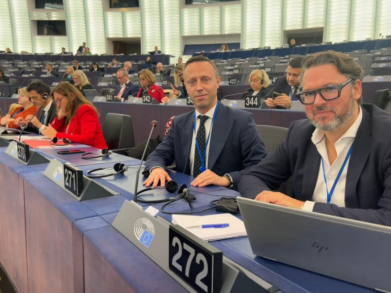 Wicemarszałek Michał Mulawa siedzący na Sali w Parlamencie Europejskim w czasie sesji plenarnej Kongresu Władz Lokalnych i Regionalnych