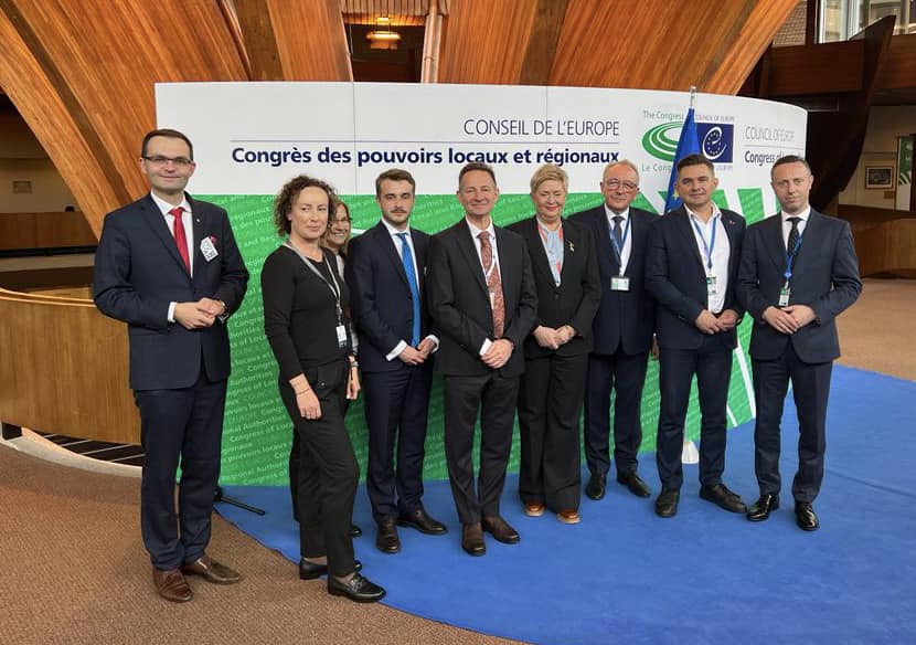 Wspólne zdjęcie przedstawicieli polskiej delegacji w Kongresie z JE Ambasadorem, Panem Jerzym Baurskim, Stałym Przedstawicielem RP przy Radzie Europy (piąty z lewej)