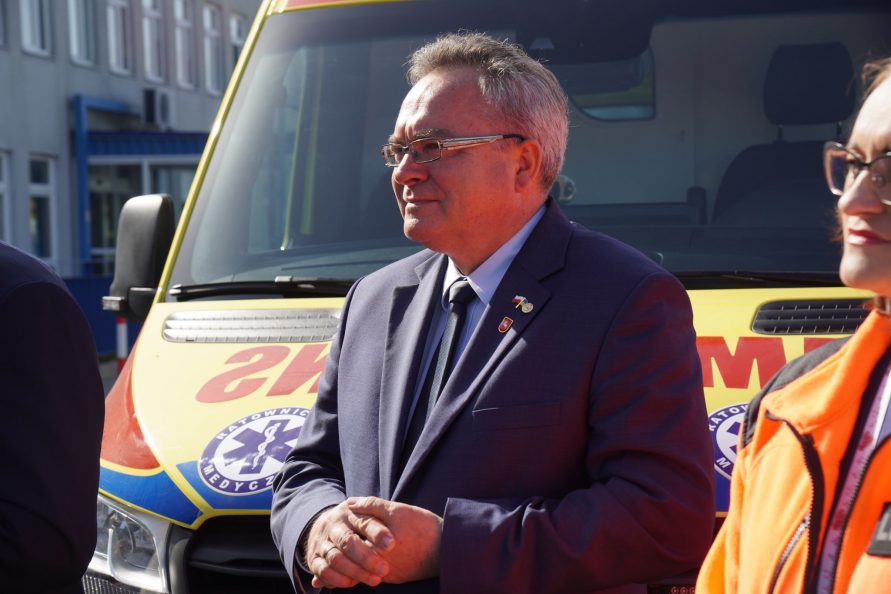 Wicemarszałek Zbigniew Wojciechowski za nim stoi karetka