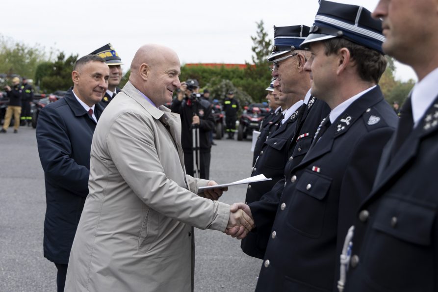 Marszałek Jarosław Stawiarski uroczyście przekazuje quady dla straży pożarnej