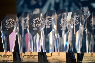 Statuetki dla laureatów rolnik i ekolubelskie ustawione na stoliku