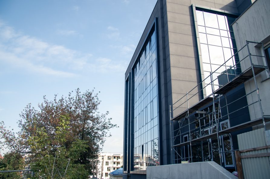 Widok na szklany budynek z zewnątrz