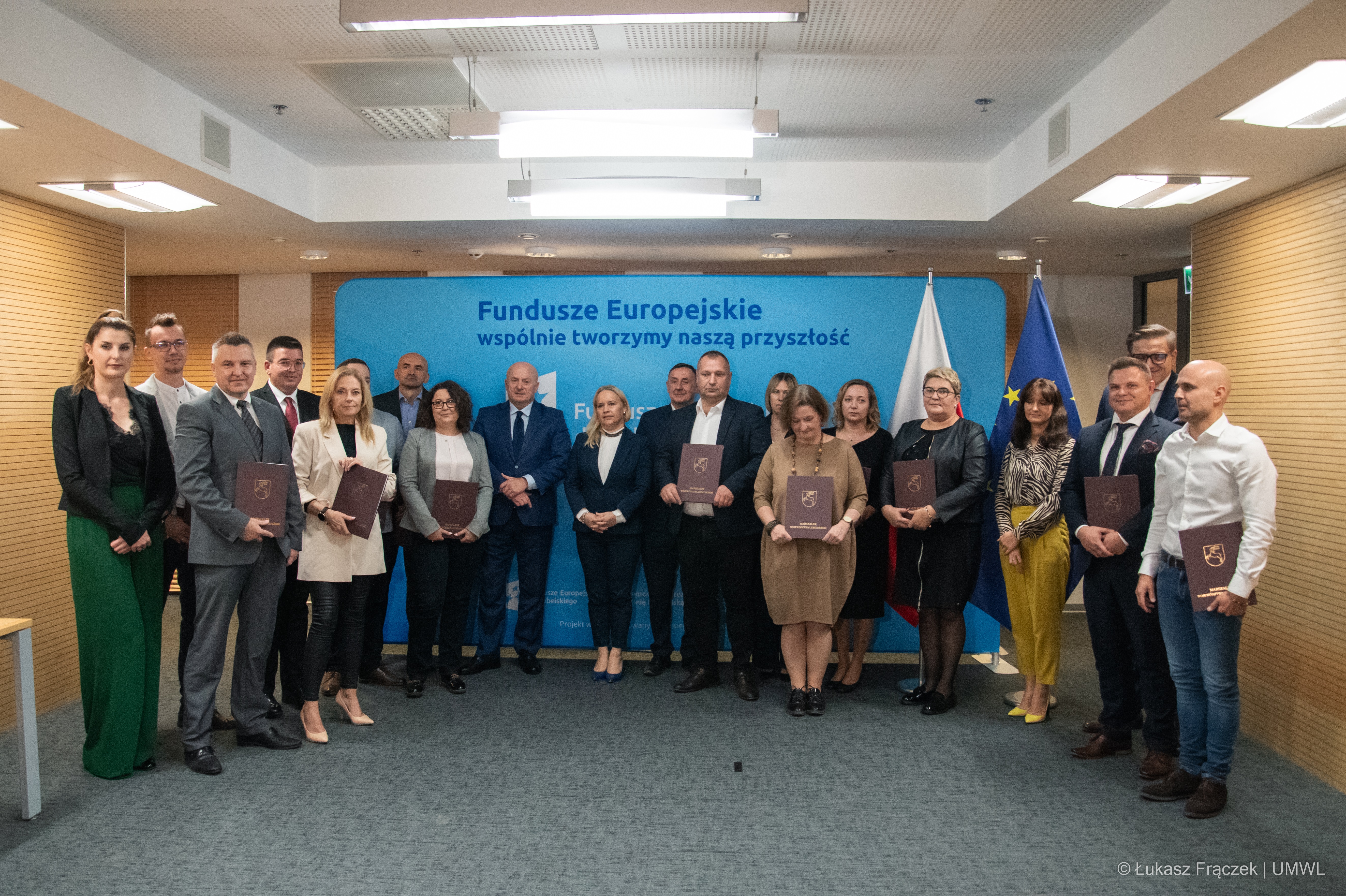 Zdjęcie grupowe wszystkich beneficjentów umów na zajęcia edukacyjne, łącznie kilkadziesiąt osób w towarzystwie marszałka J. Stawiarskiego