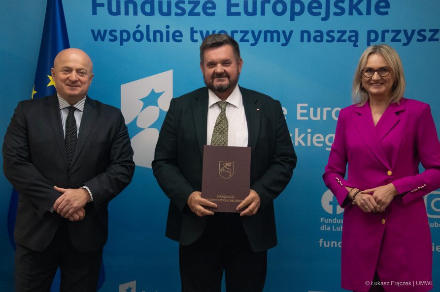Marszałek Jarosław Stawiarski, jeden z beneficjentów programu oraz Radna Anna Baluch
