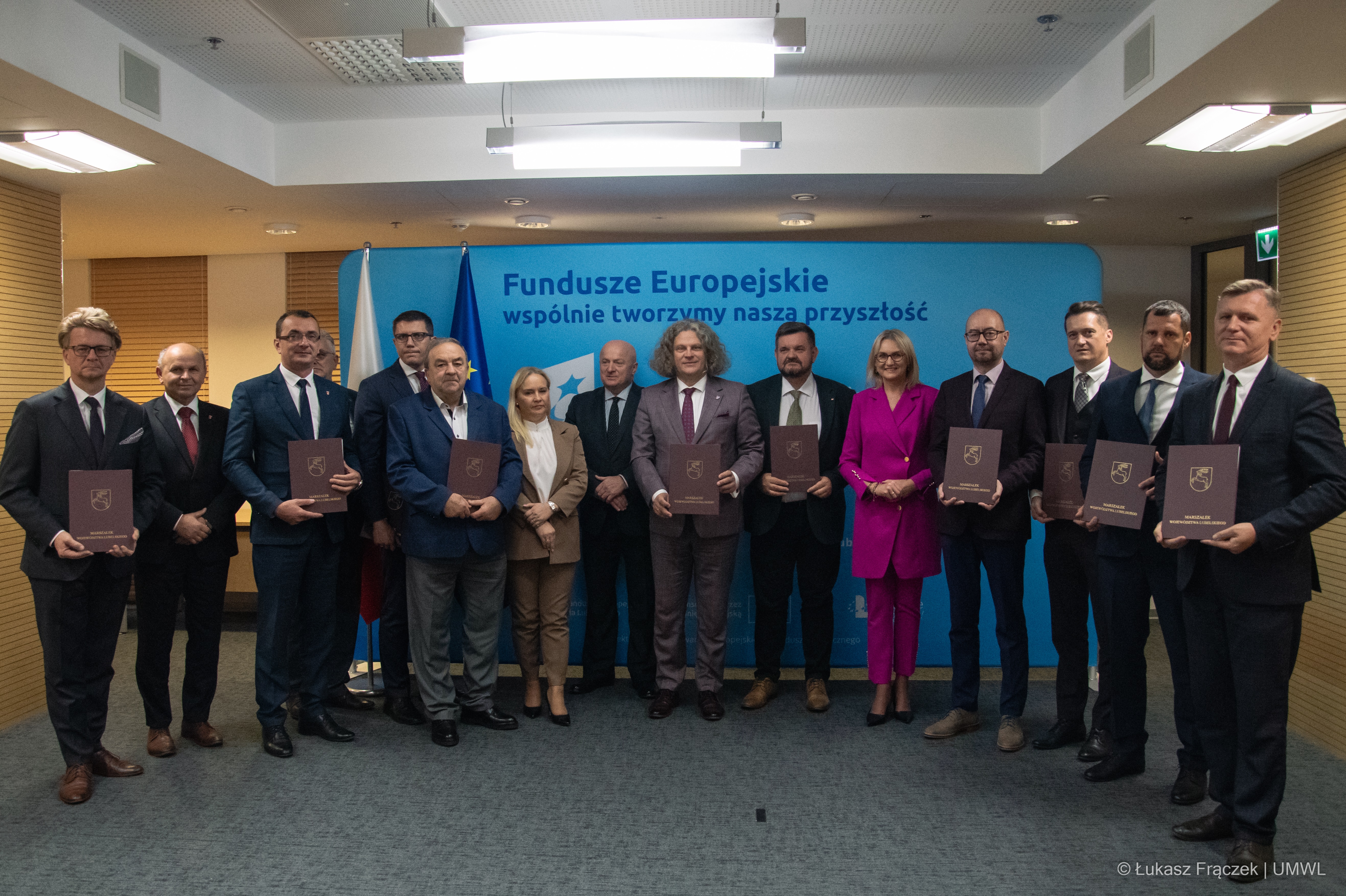 Marszałek Jarosław Stawiarski i Radna Anna Baluch pozują do zdjęcia wspólnie ze wszystkimi beneficjentami programu