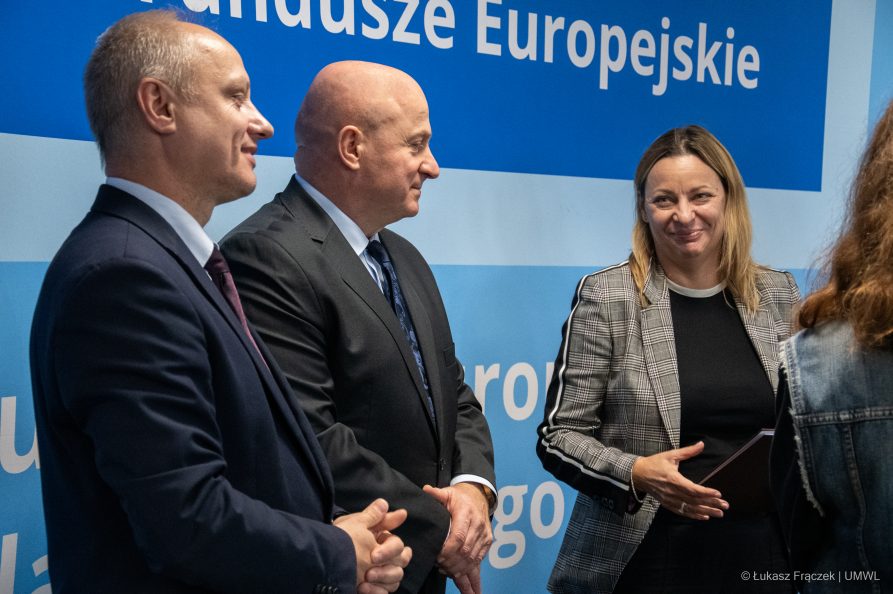 Dyrektor Marek Neckier, Marszałek Jarosław Stawiarski i jedna z beneficjentek programu dla przedsiębiorców