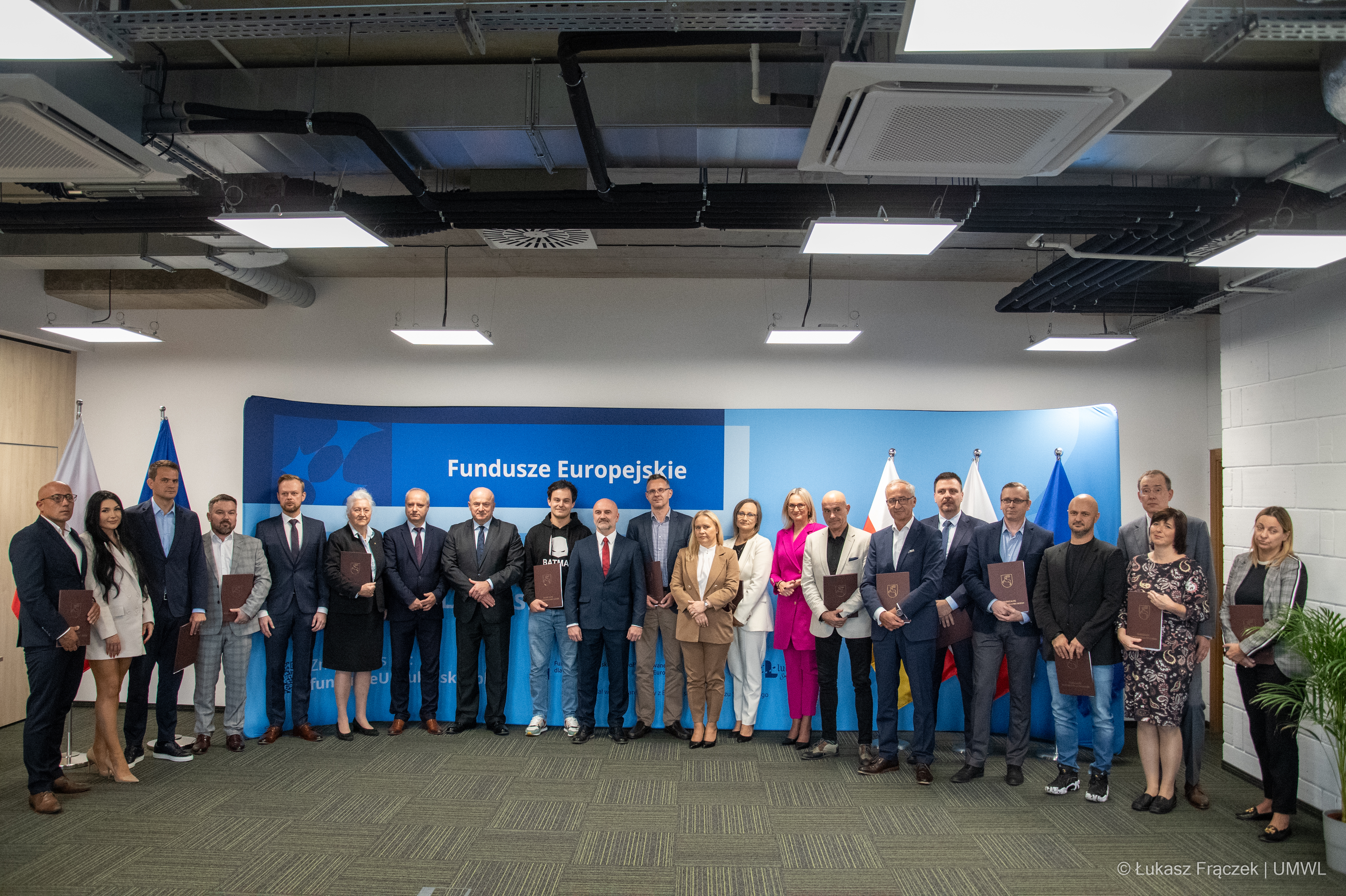 Zbiorowe zdjęcie Marszałka Jarosława Stawiarskiego i wszystkich beneficjentów programu dla przedsiębiorców