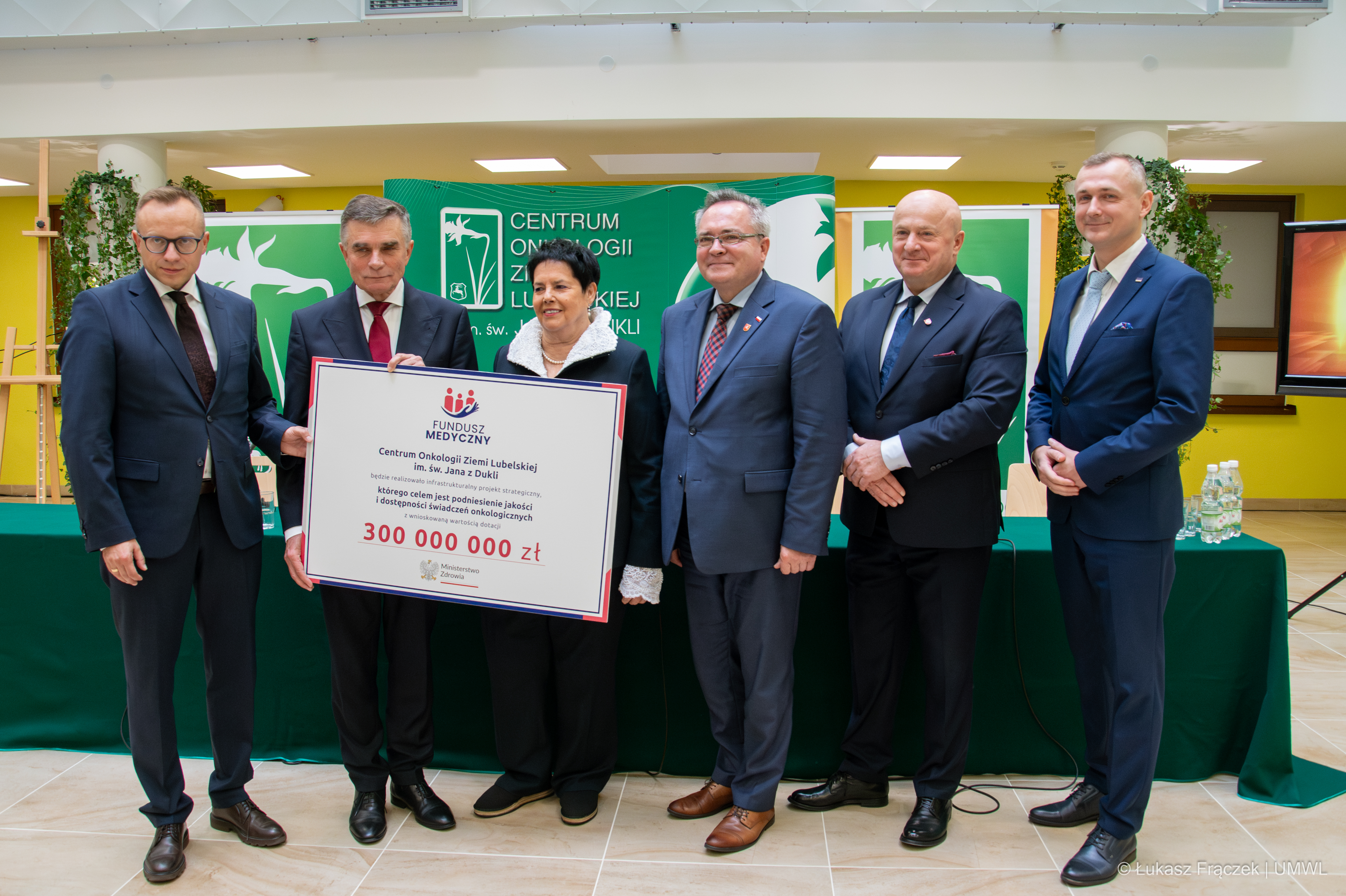 Uczestnicy konferencji pozują wspólnie do zdjęcia, to przedstawiciele samorządu, rządu i dyrekcji COZL