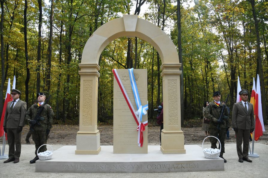 Pomnik w lasach kozłowieckich upamiętniający mord Żydów