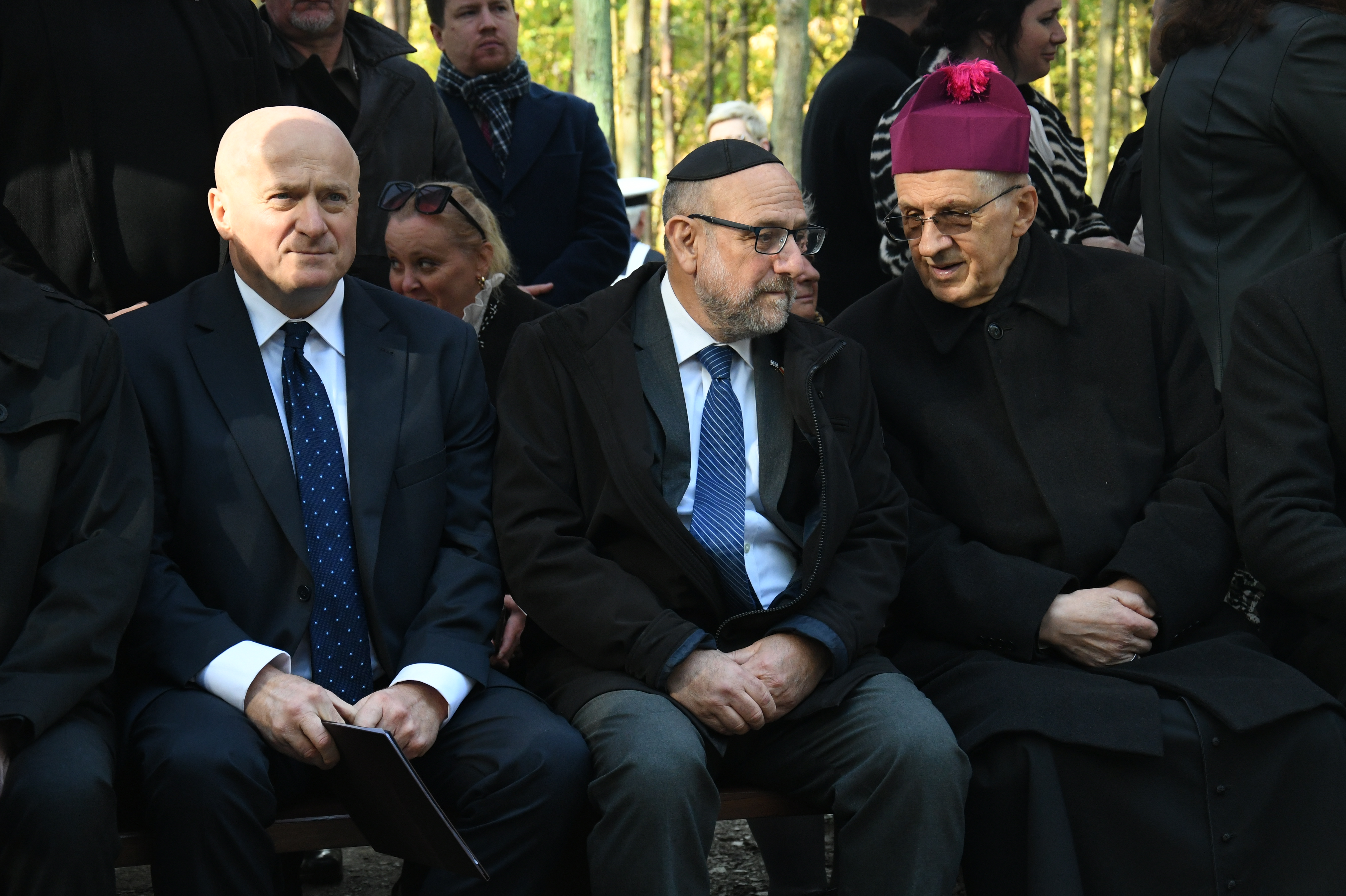 Marszałek Stawiarski, naczelny Rabin Polski i ksiądz katolicki siedzą w pierwszym rzędzie na wydarzeniu