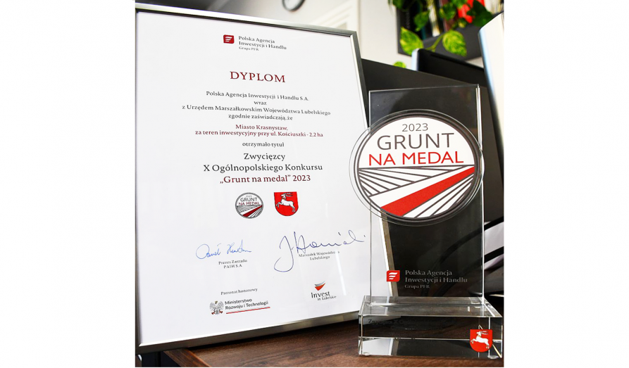 widok na dyplom i statuetke Grunt na medal 2023