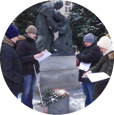 Uczestnicy projektu zgromadzeni pod pomnikiem