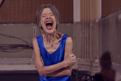 kobieta w niebieskiej sukience