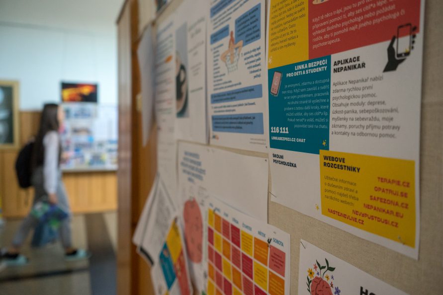 Tablica informacyjna z przyczepionymi na niej kartkami