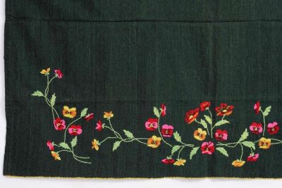 haft roślinny na ciemnym tle