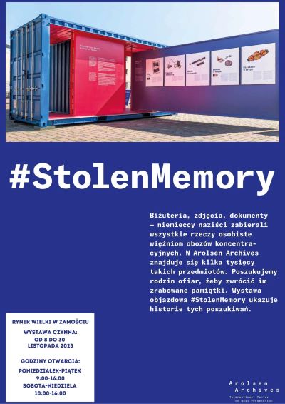 granatowy plakat z nazwą wystawy Stolen Memory