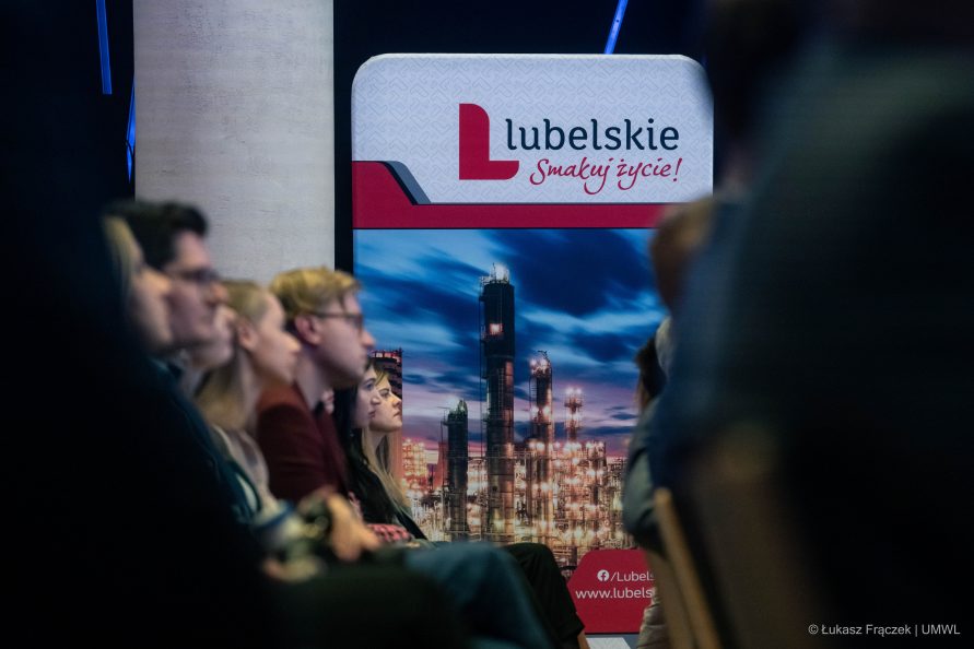 Widok na baner z napisem lubelskie smakuj życie