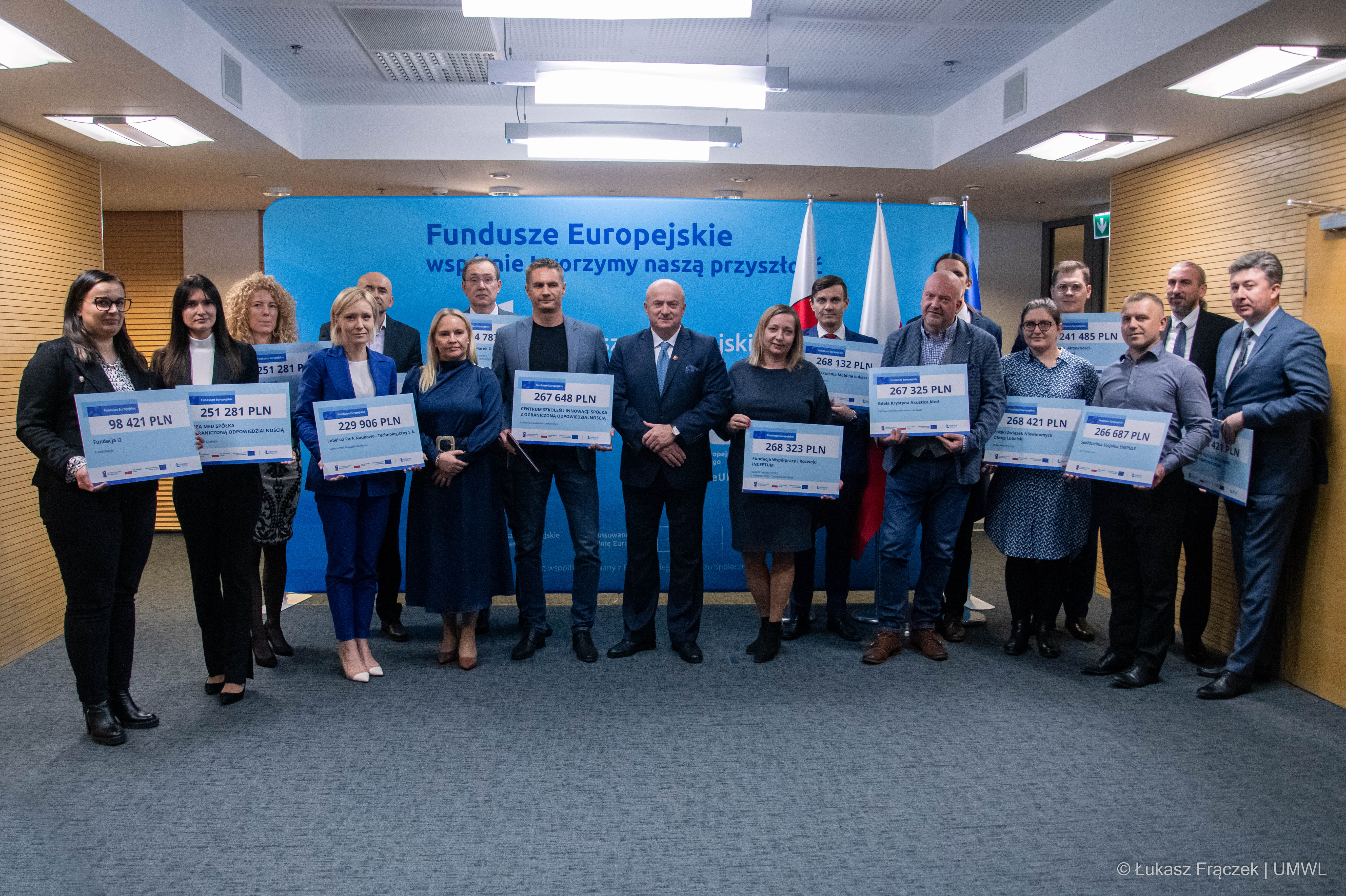 Wspólne zdjęcie wszystkich osób , które otrzymały dotacje z UE