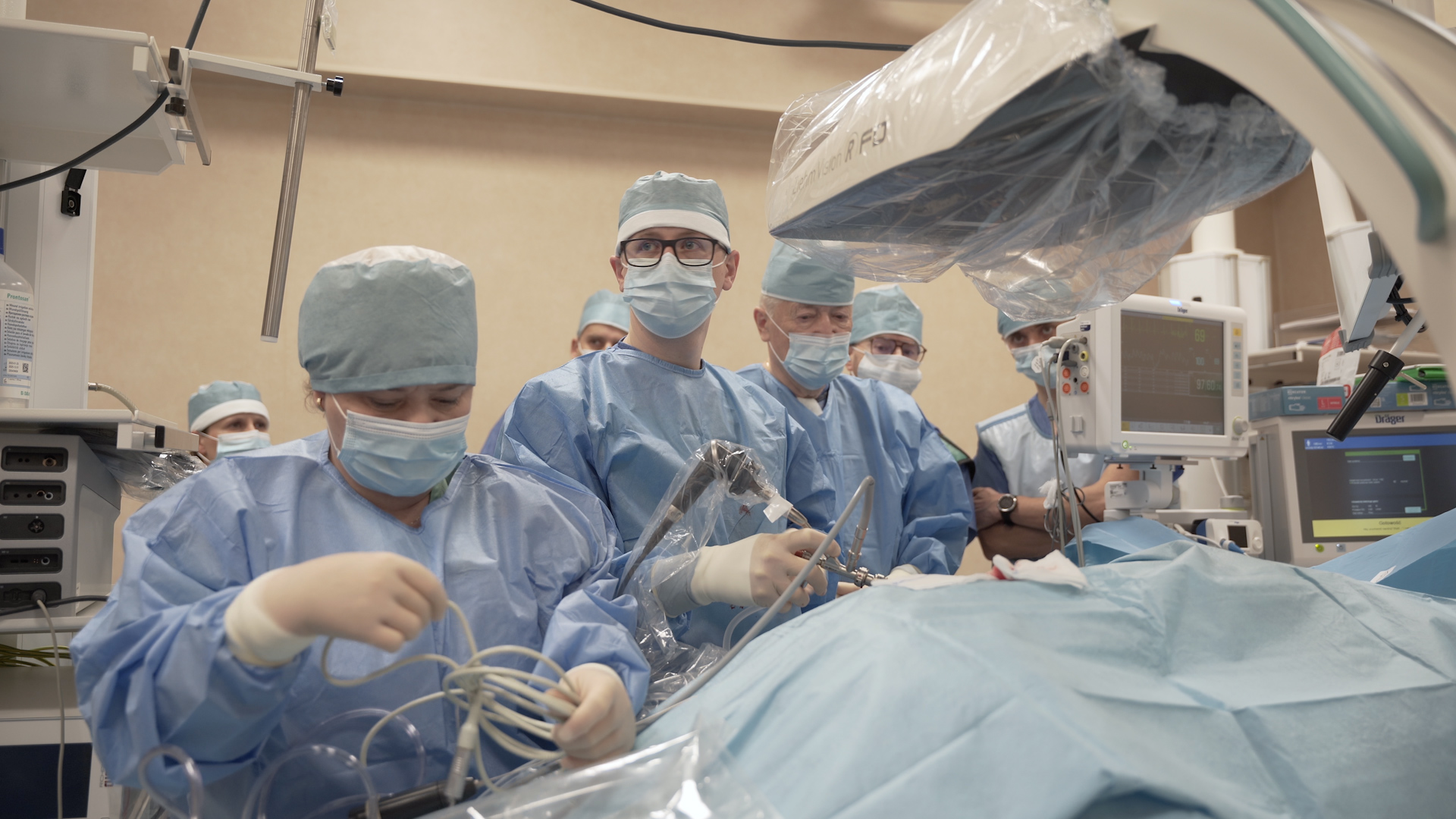 Lekarze chirurdzy na sali operacyjnej w maseczkach, podczas zabiegu