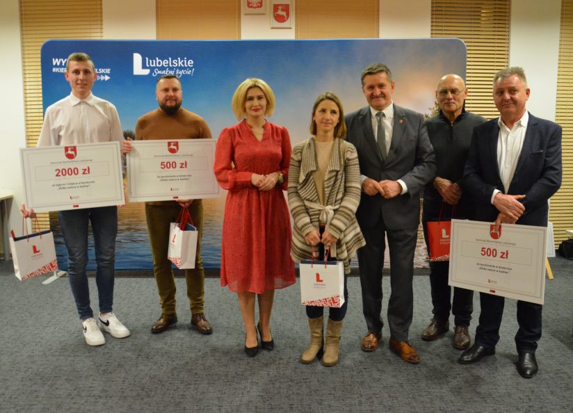 grupa osób nagrodzonych w konkursie