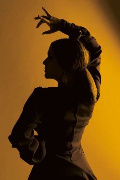 kobieta w tanecznej pozie