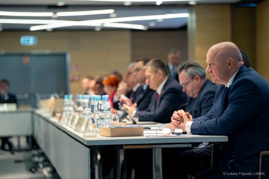 Widok na członków Zarządu i Radnych Sejmiku WL siedzących przy stołach