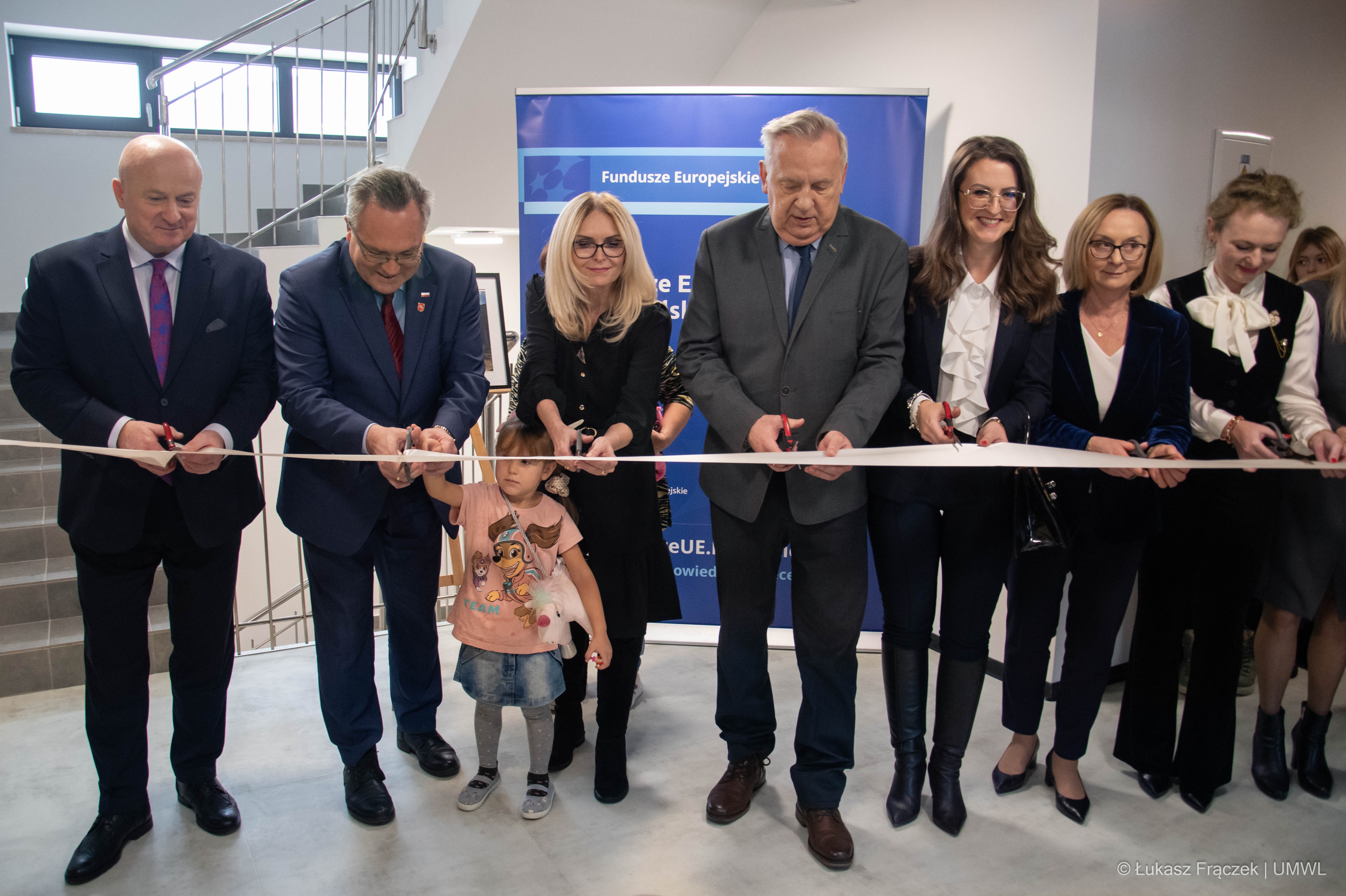 Marszałek i wicemarszałek województwa lubelskiego w towarzystwie kilku innych osób przecinają wstęgę podczas otwarcia obiektu