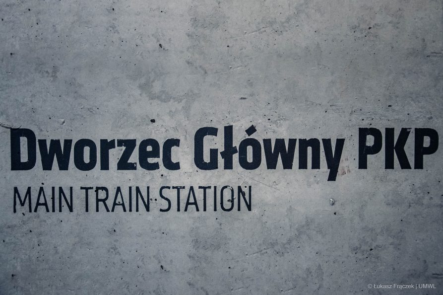 Napis: Dworzec Główny Pkp Main train Station