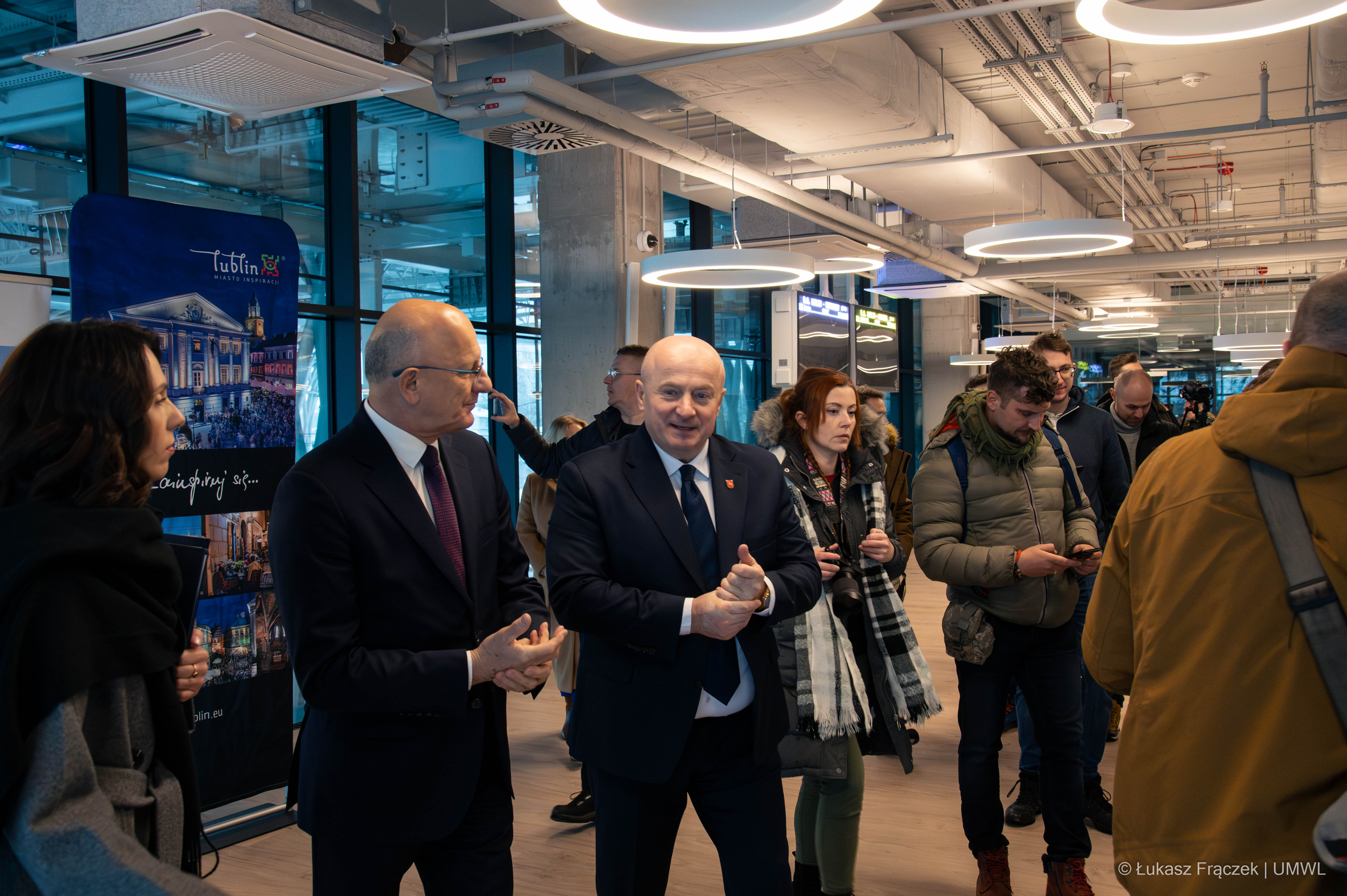 Prezydent miasta Lublina Krzysztof Żuk i marszałek Jarosław Stawiarski przechodzą przez korytarz dworcowy