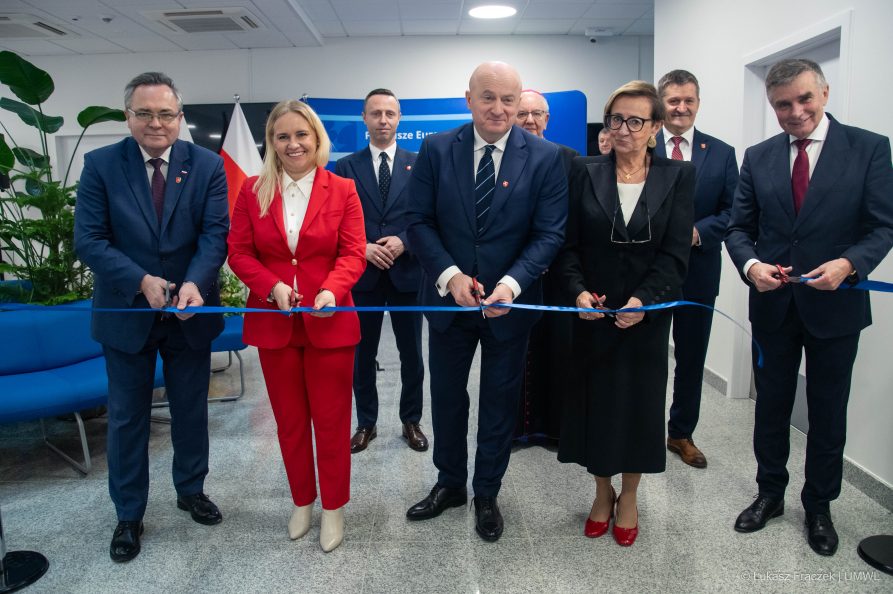 Przecięcie wstęgi na otwarciu budynku C w WOMP-ie