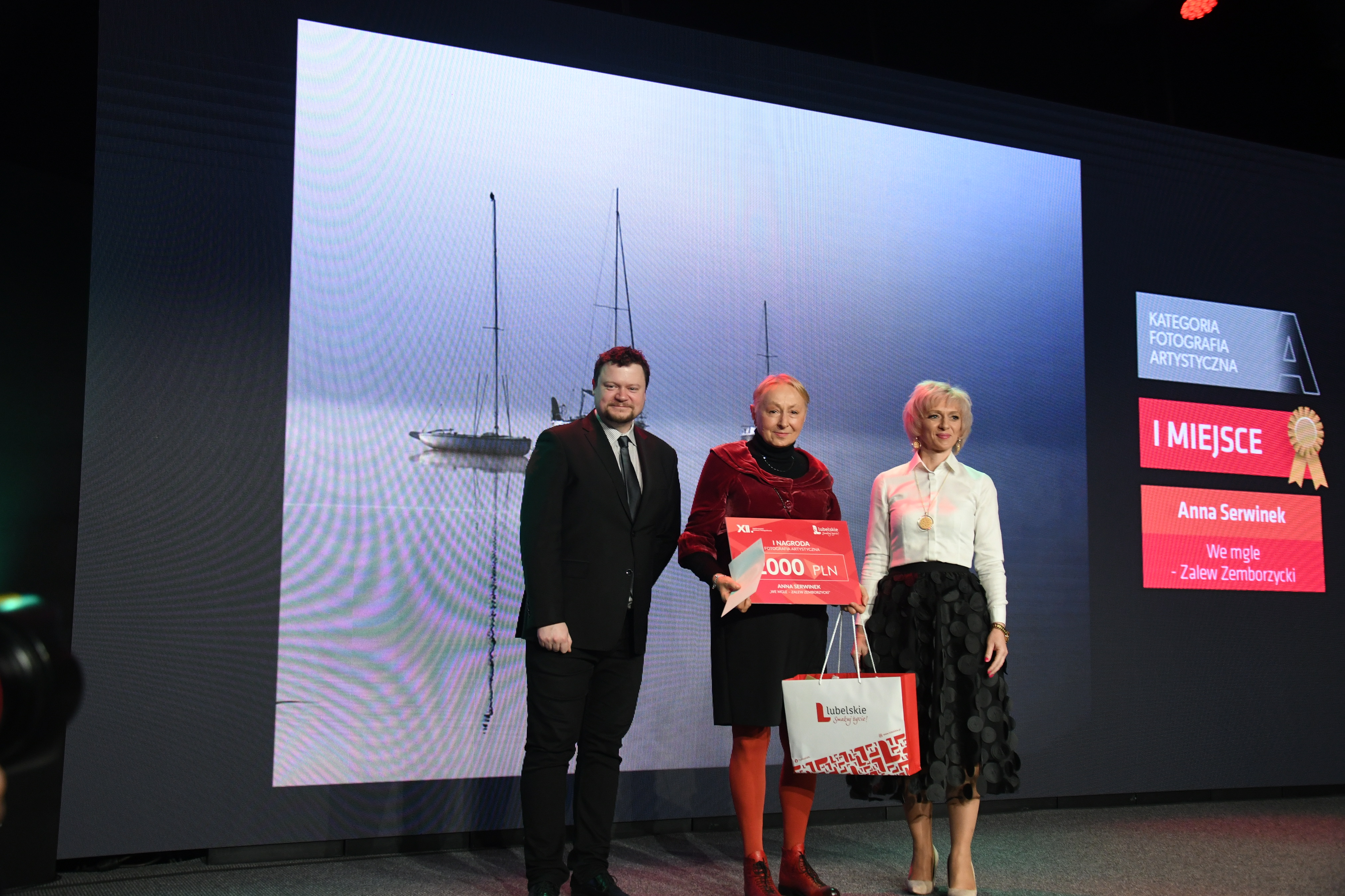 Laureatka pierwszego miejsca konkursu fotograficznego w towarzystwie dyrektorki UMWL