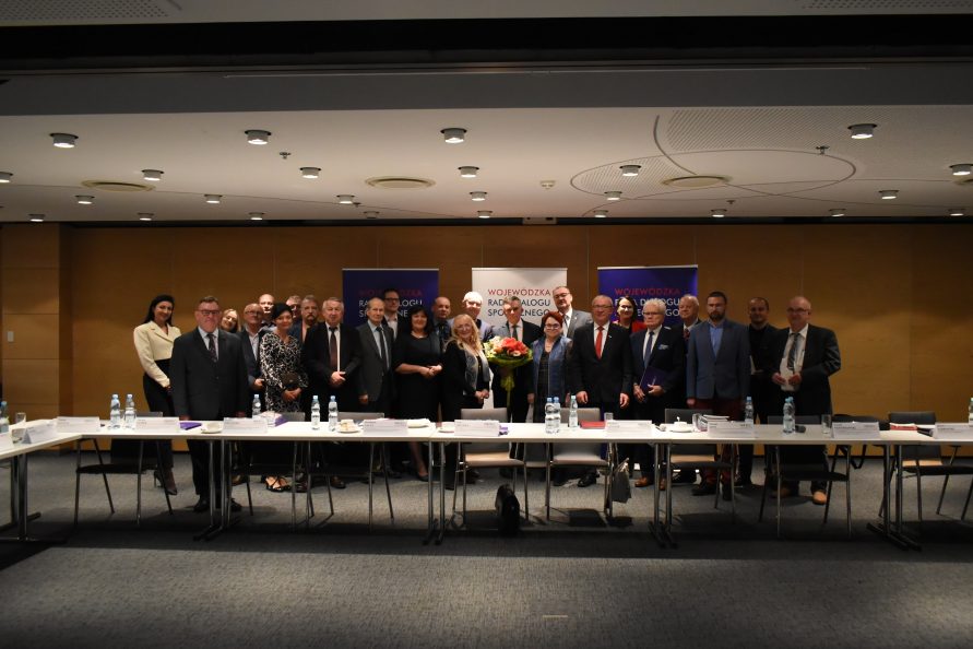 Zdjęcie grupowe Członków WRDS WL, na środku Przewodniczący WRDS WL Lech Sprawka z bukietem kwiatów