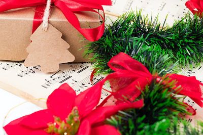 Stroik świąteczny i zapakowany prezent