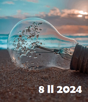 zdjęcie żarówki leżącej nad brzegiem morza