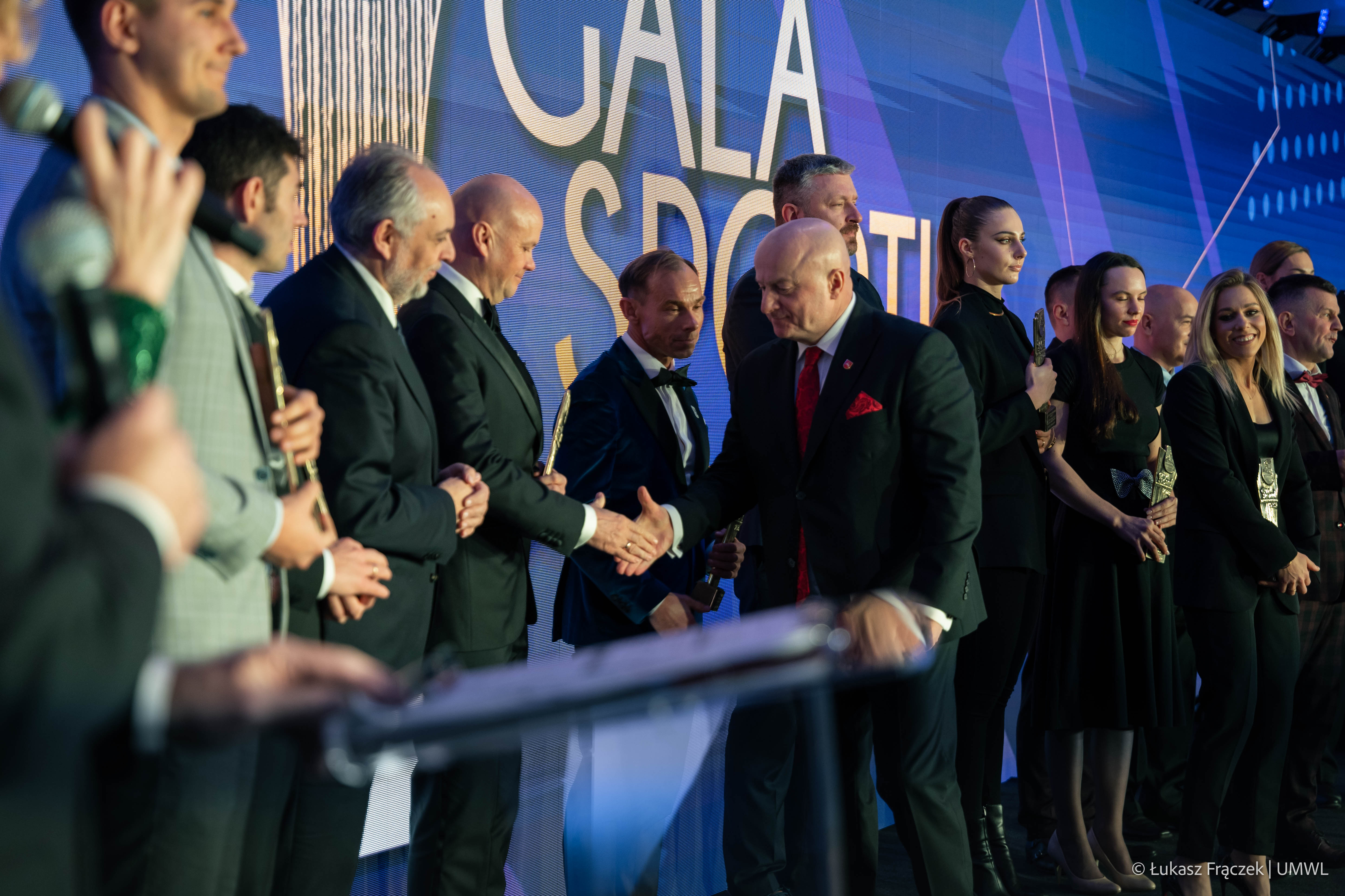 Marszałek Jarosław Stawiarski gratuluje laureatom gali sportu