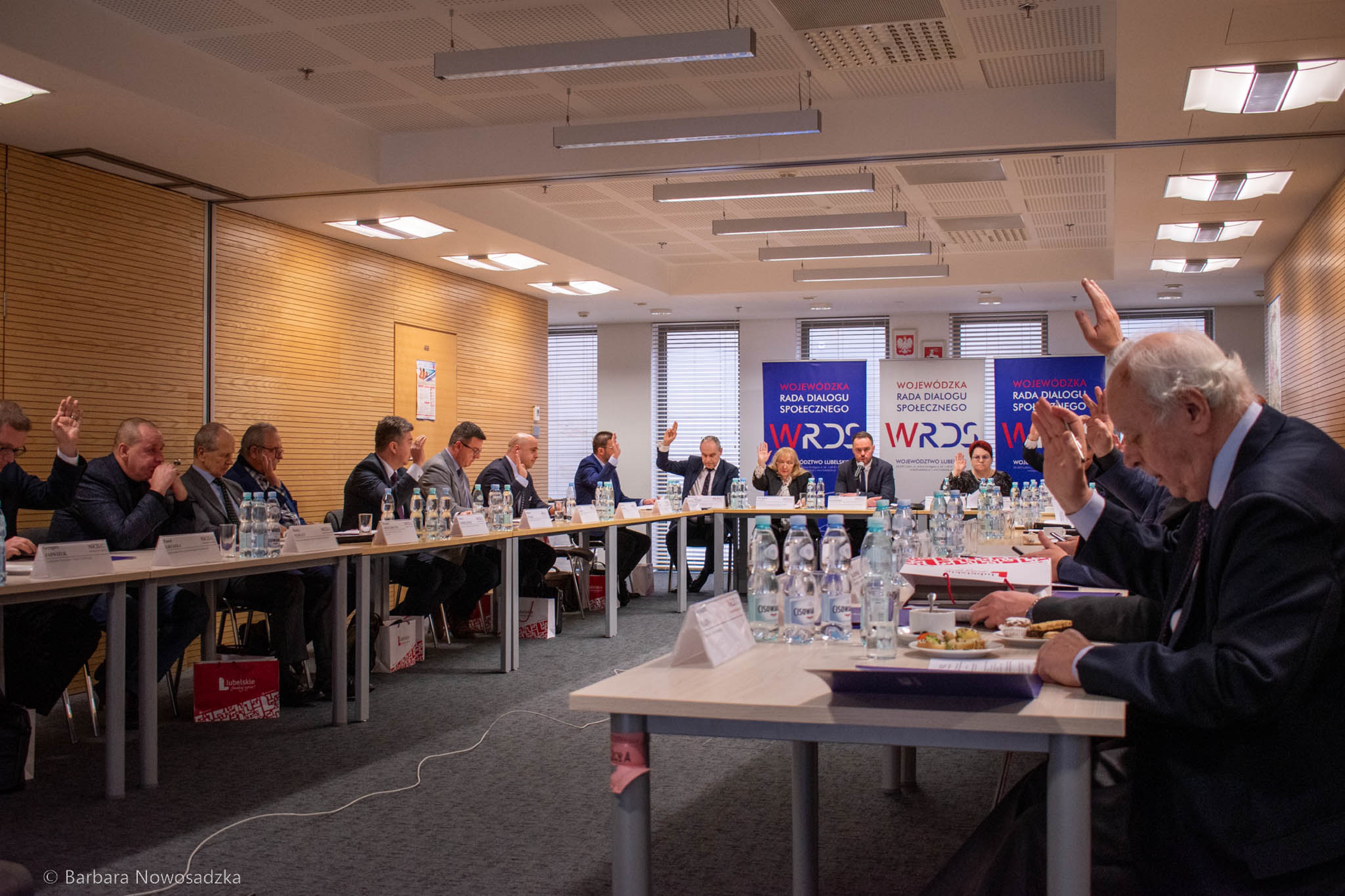 Członkowie Rady podczas głosowania nad przyjęciem uchwały