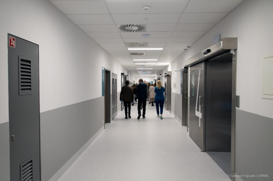 Kilka osób przechodzących korytarzem