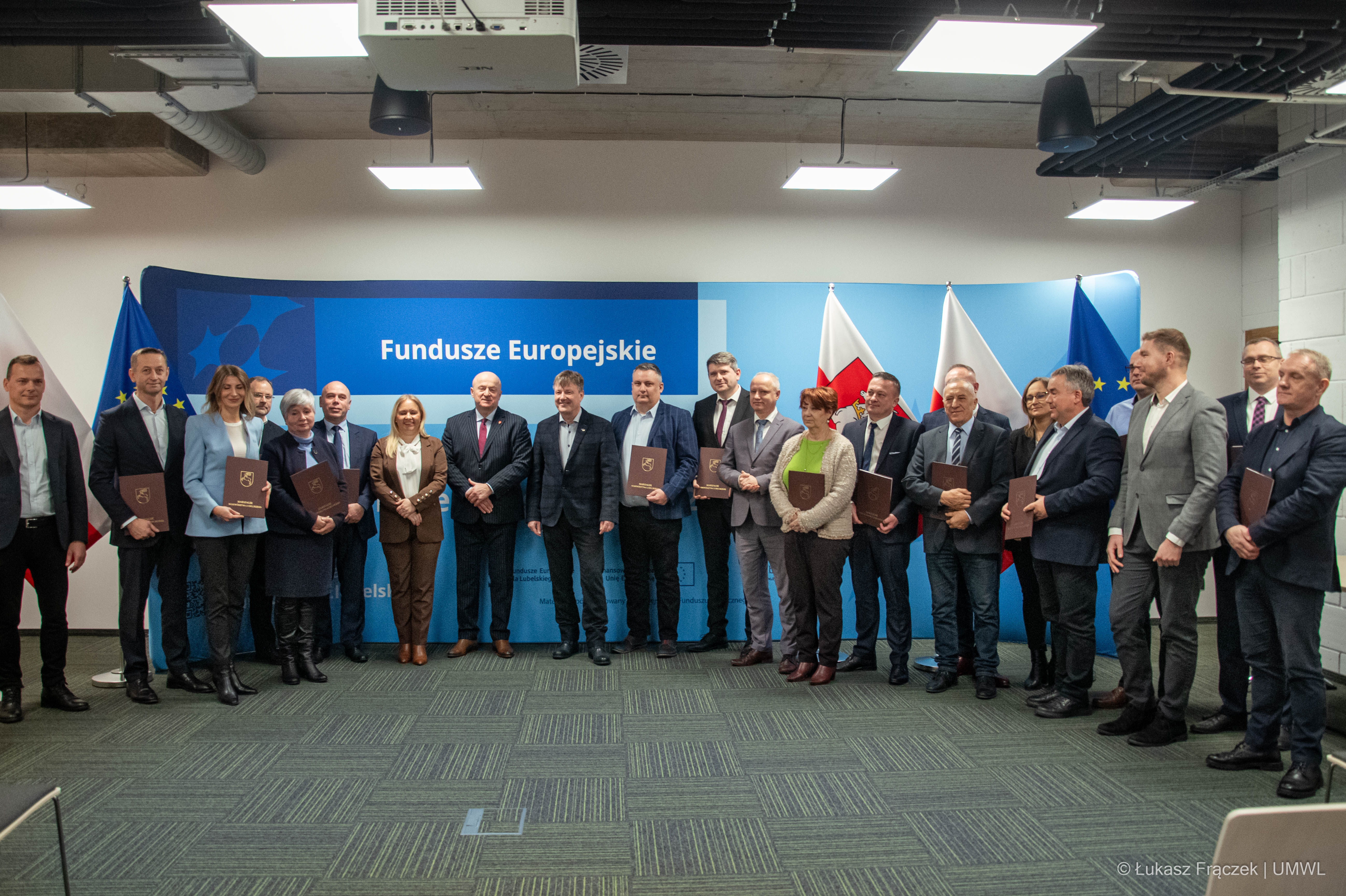 Do zdjęcia pozują przedsiębiorcy którzy odebrali dofinansowanie oraz marszałek województwa lubelskiego
