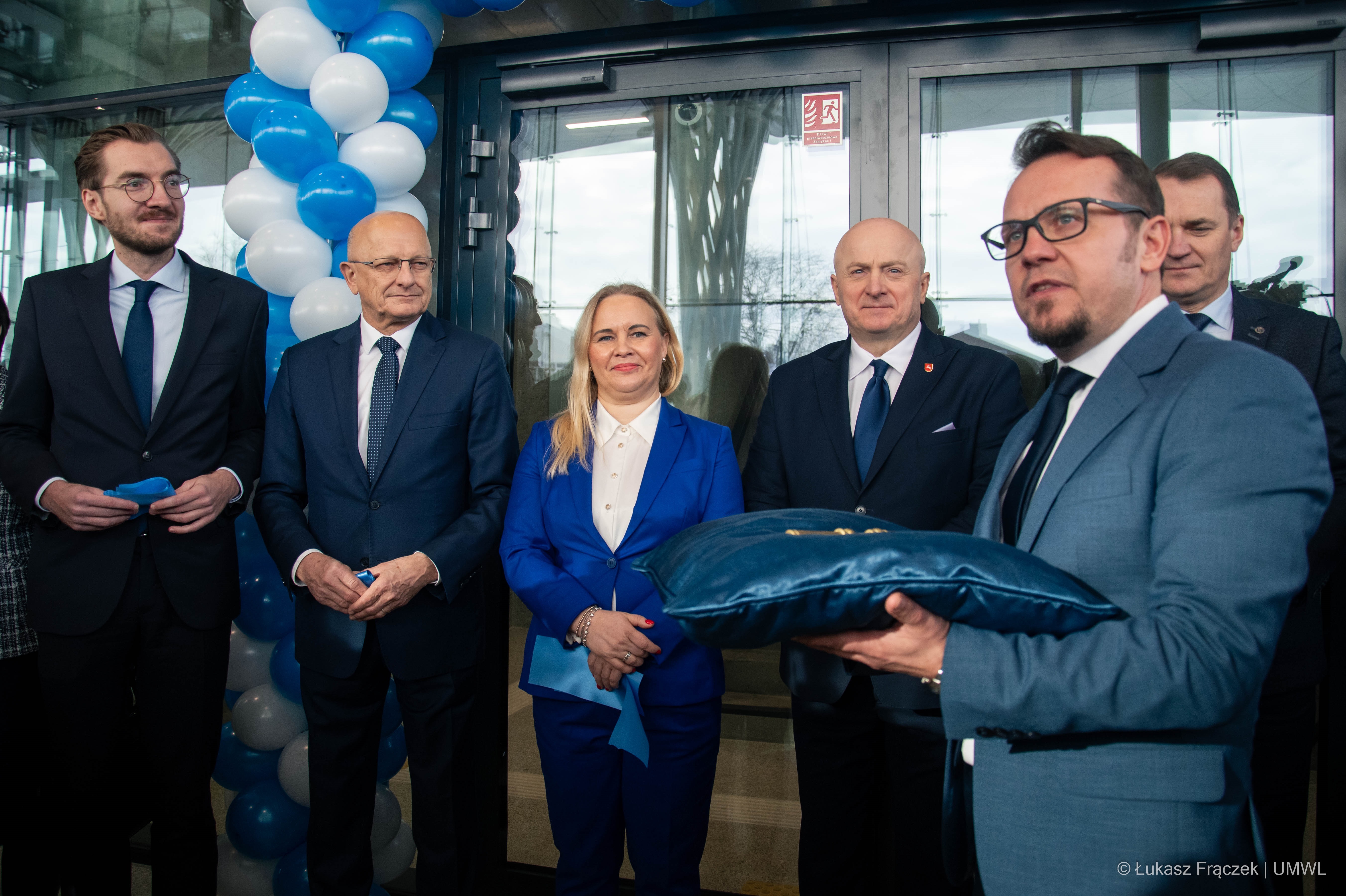 Marszałek Województwa Lubelskiego oraz prezydent Krzysztof Żuk podczas otwarcia dworca