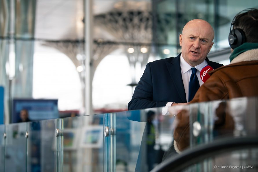 Marszałek Jarosław Stawiarski podczas rozmowy z dziennikarzem radia,