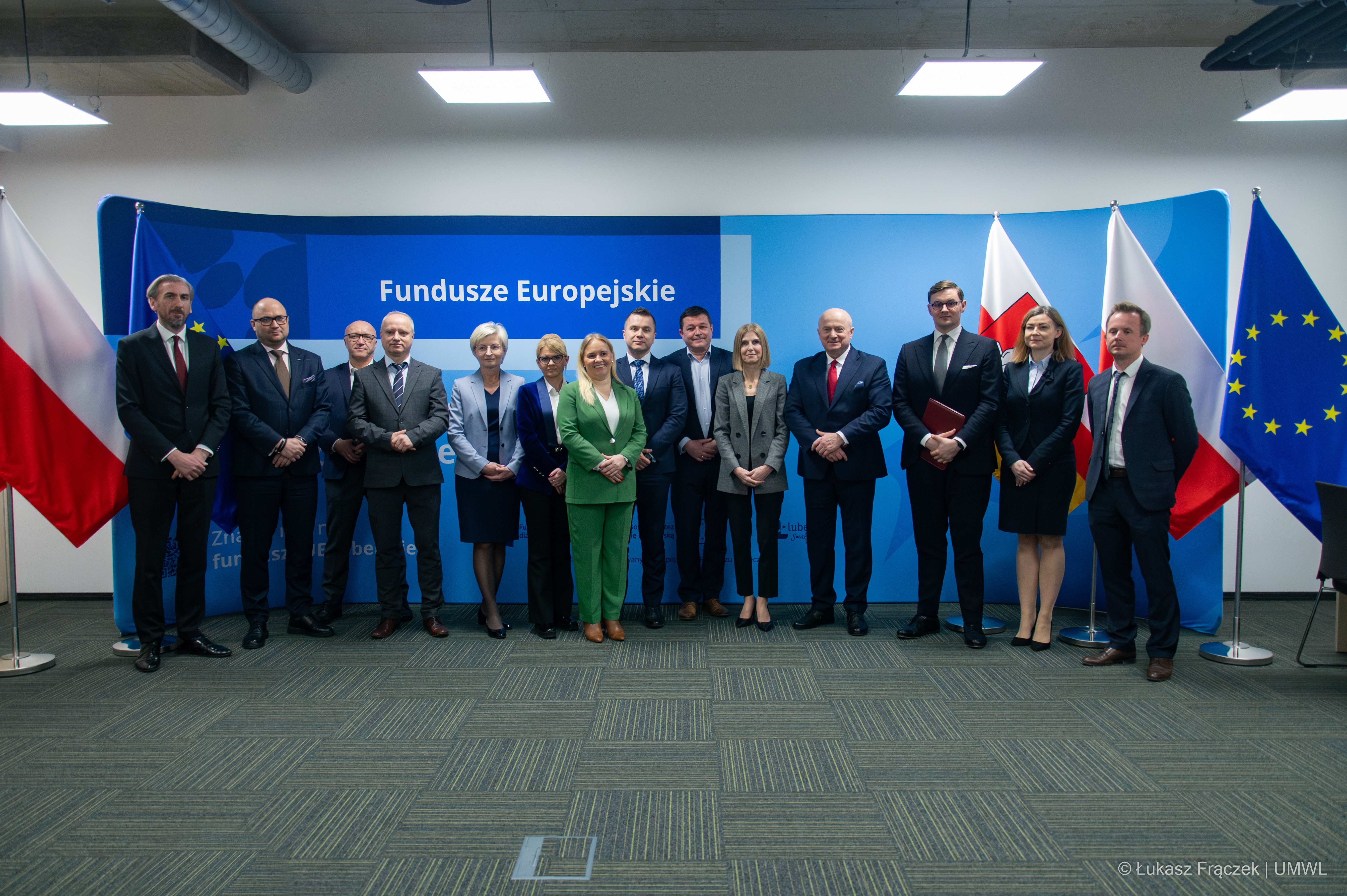 Grupowe zdjęcie przedstawicieli samorządu, Banku BGK oraz Partnerów Finansujących na zdjęciu znajduje się łącznie kilkanaście osób