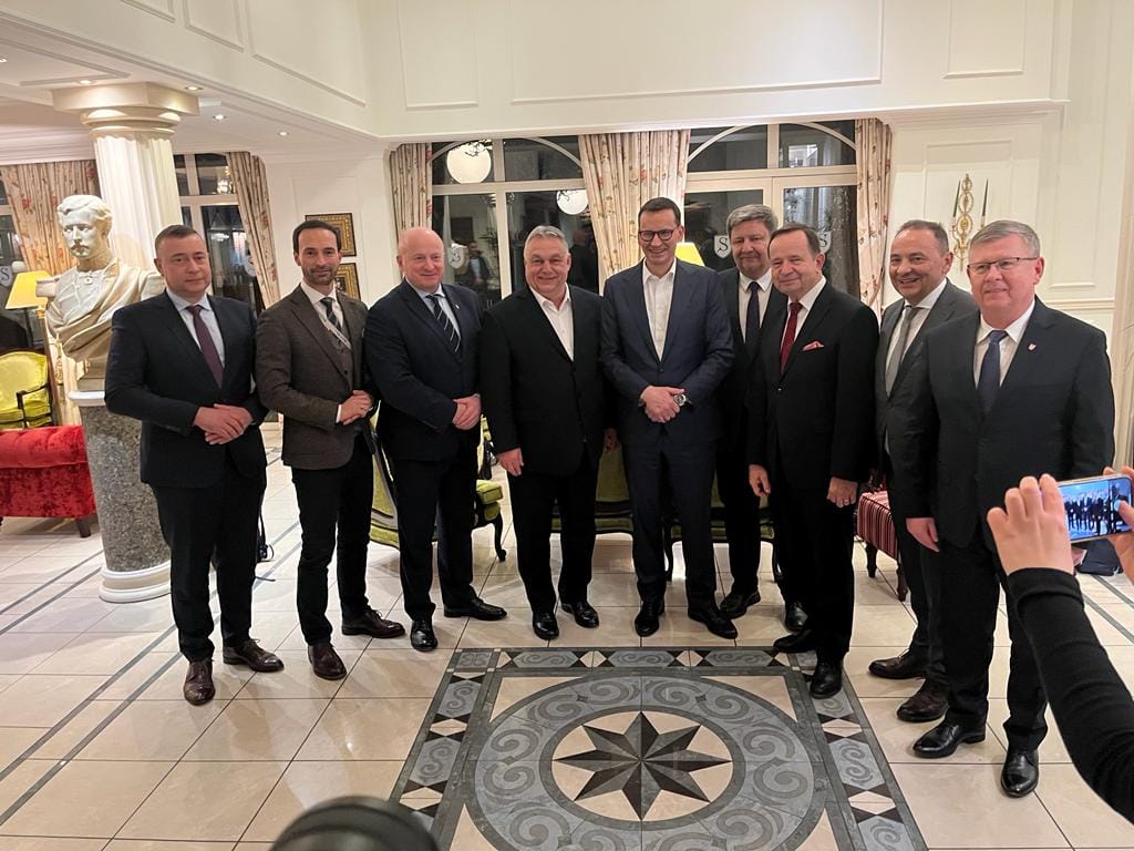 uczestnicy potkania w Brukseli, około dziesięciu mężczyzn w garniturach stoi w pomieszczeniu