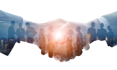 Ręce w uścisku symbolizujące współpracę