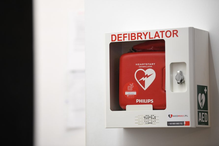 Zdjęcie defibrylatora wiszącego na ścianie
