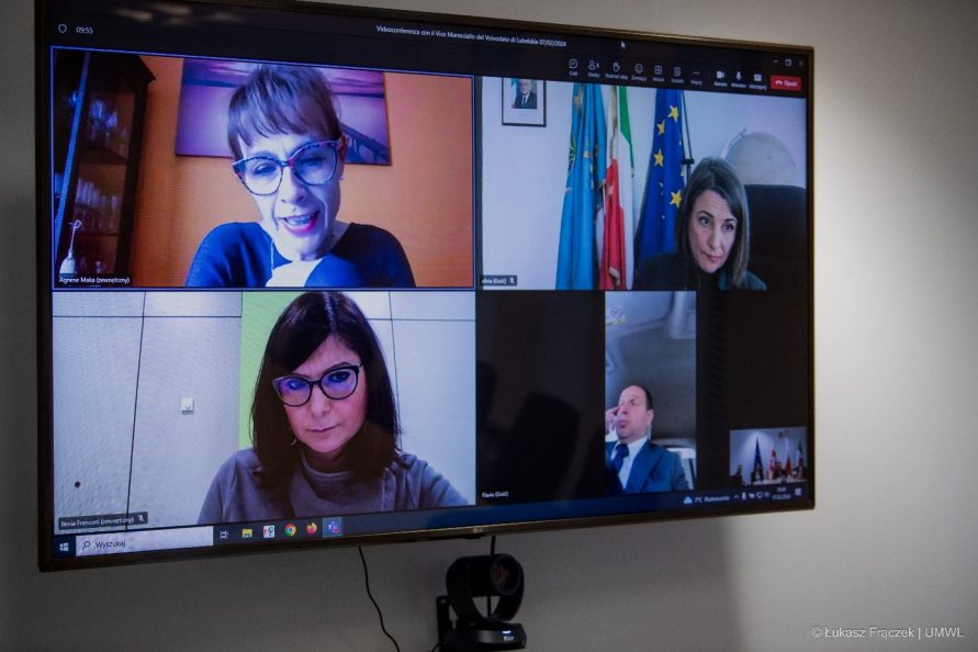 Rzut ekranu przedstawiający delegacje polską i włoską na czele z Wicemarszałkiem Zbigniewem Wojciechowskim i Przewodniczącym Flavio Cera